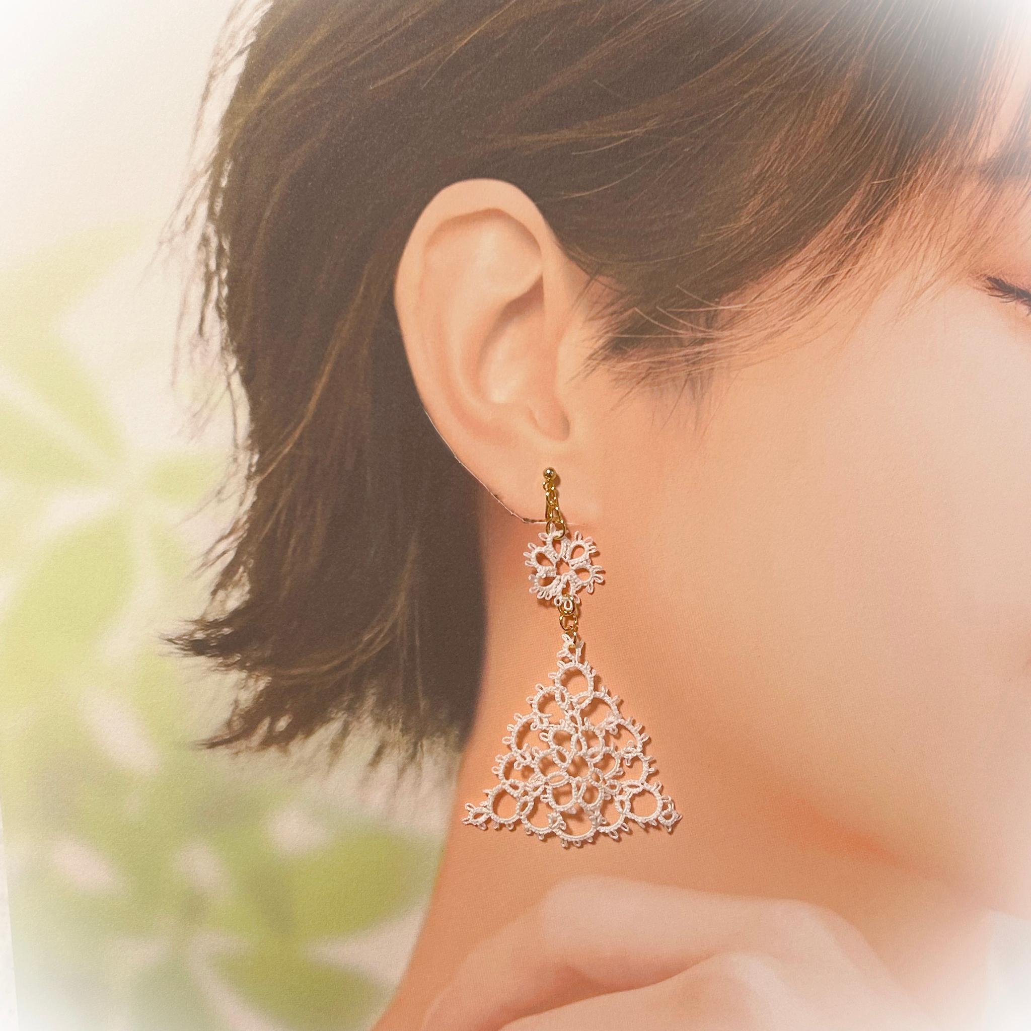 トライアングルのイヤリング（ホワイト）