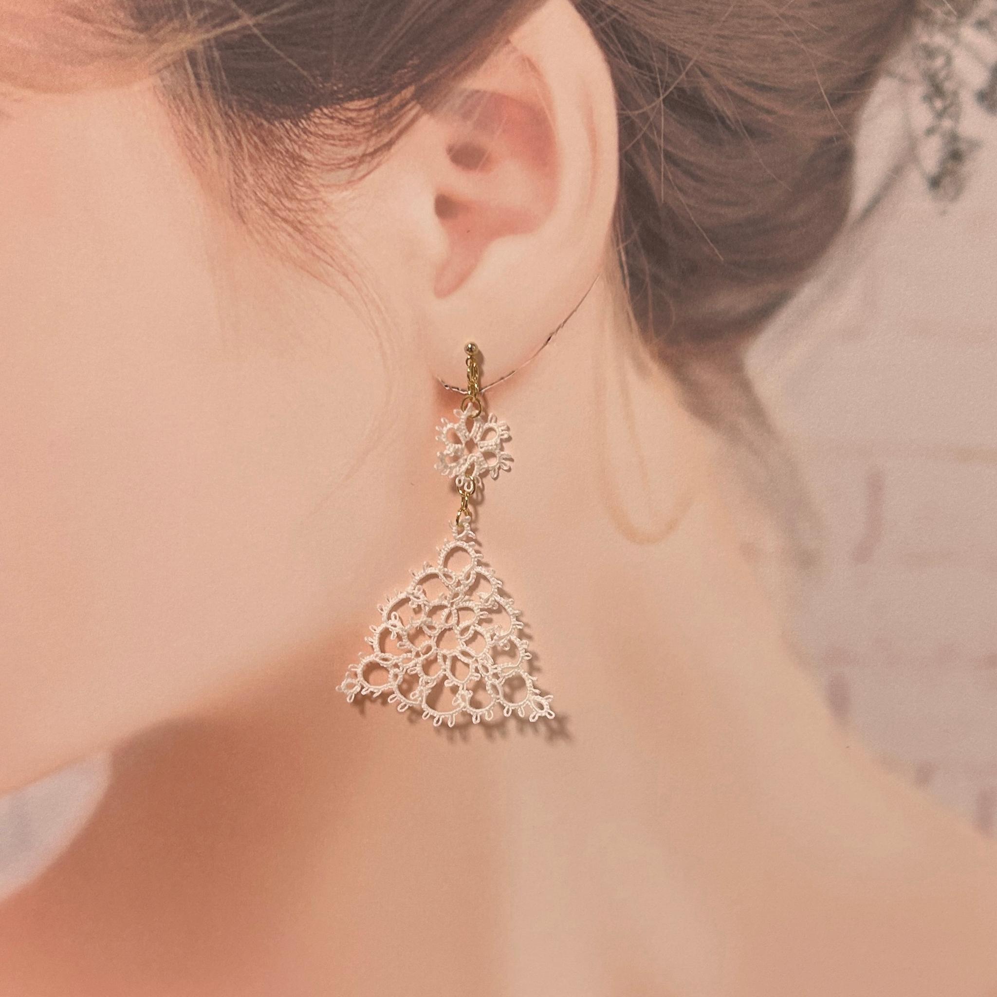 トライアングルのイヤリング（ホワイト） | 2枚目