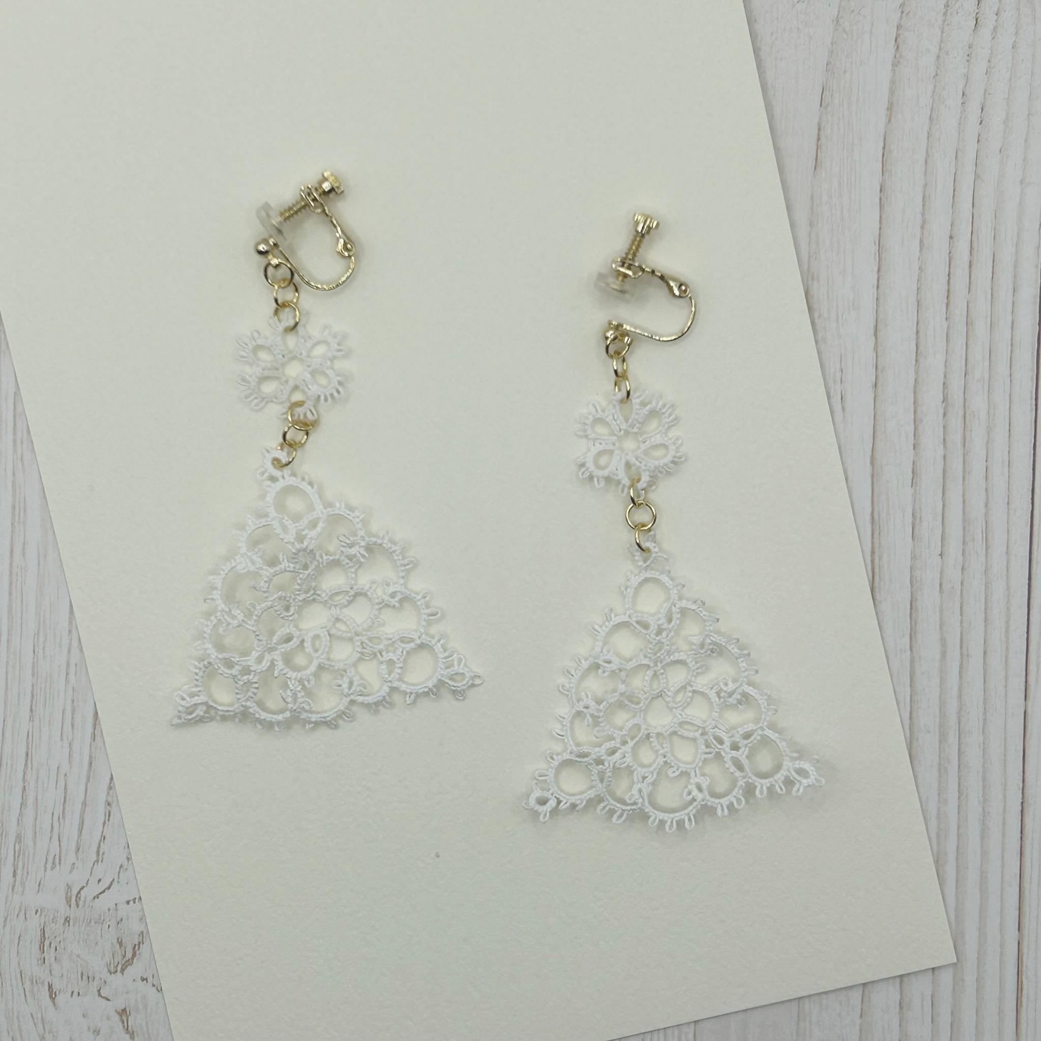 トライアングルのイヤリング（ホワイト） | 3枚目