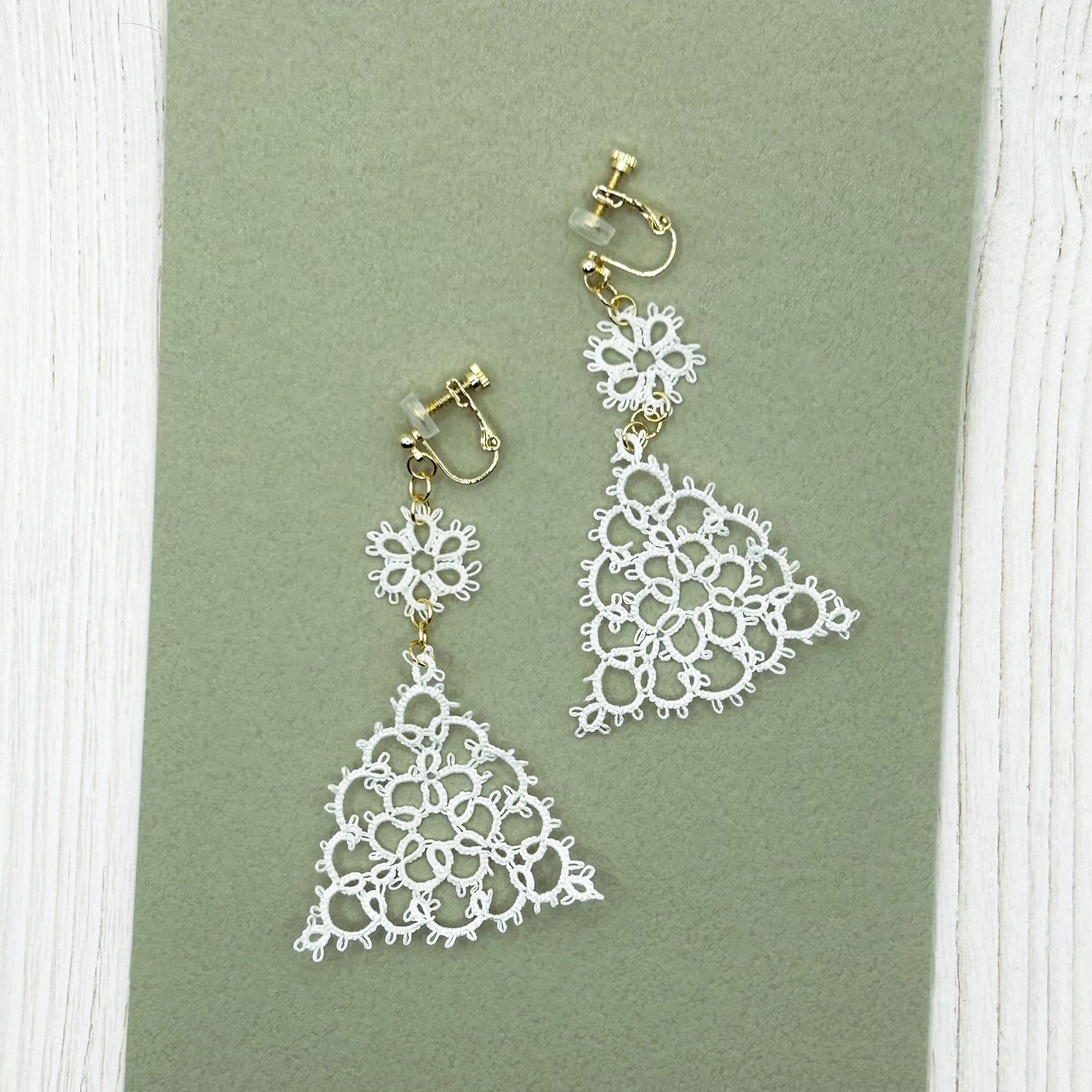 トライアングルのイヤリング（ホワイト） | 4枚目