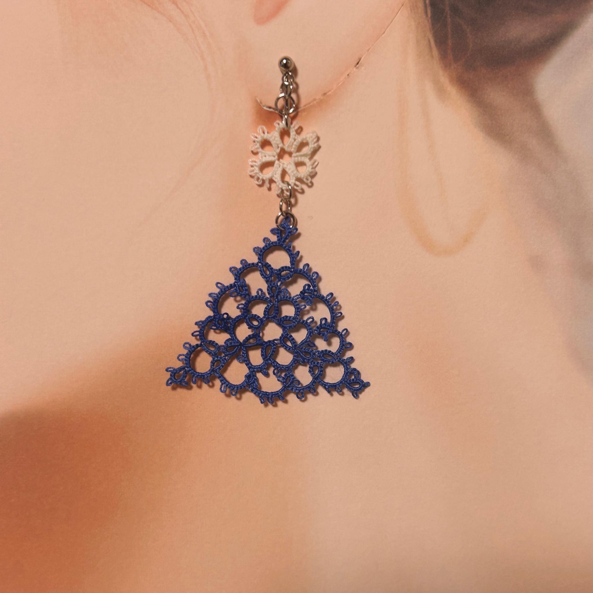 トライアングルのイヤリング（くすみブルー） | 2枚目