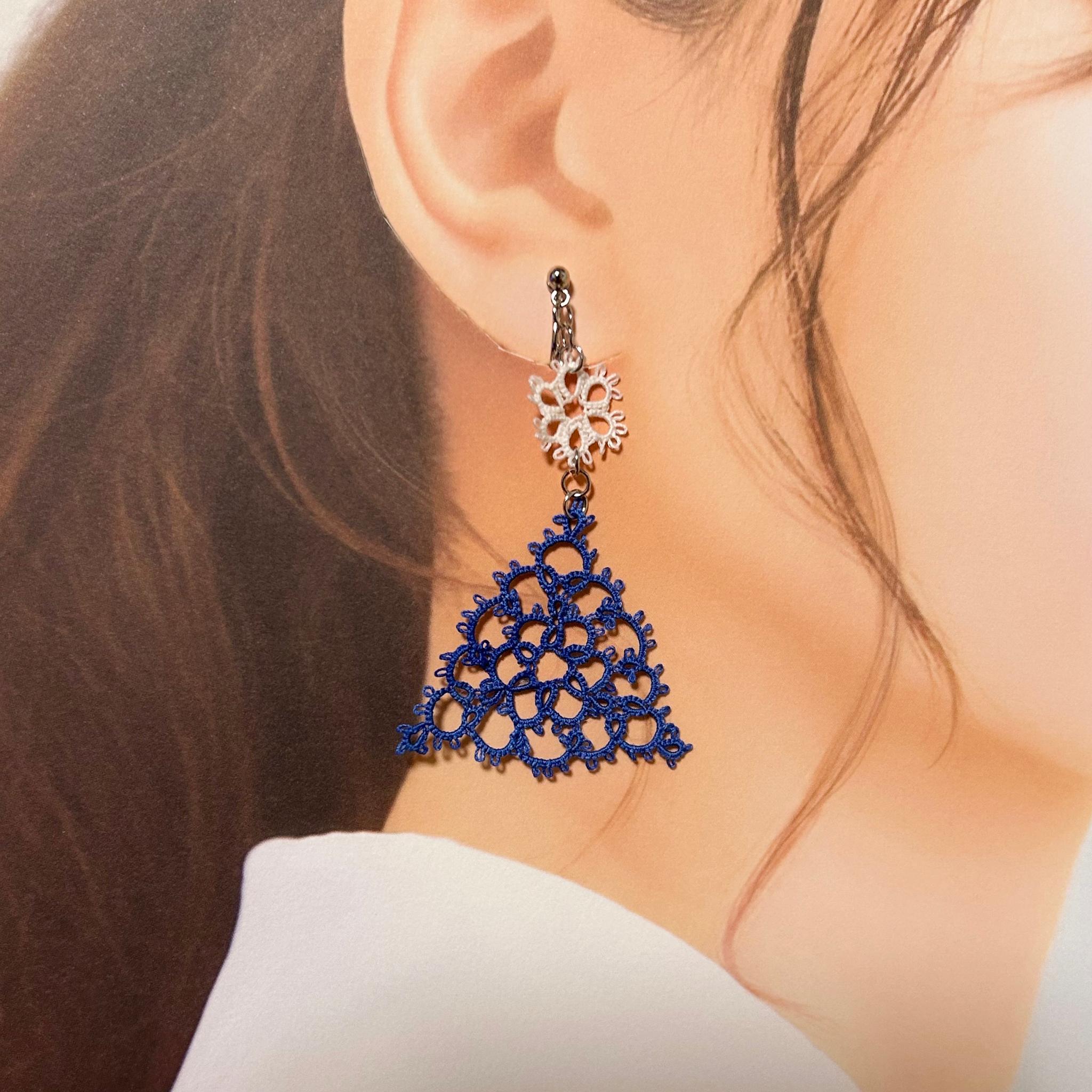 トライアングルのイヤリング（くすみブルー） | 3枚目