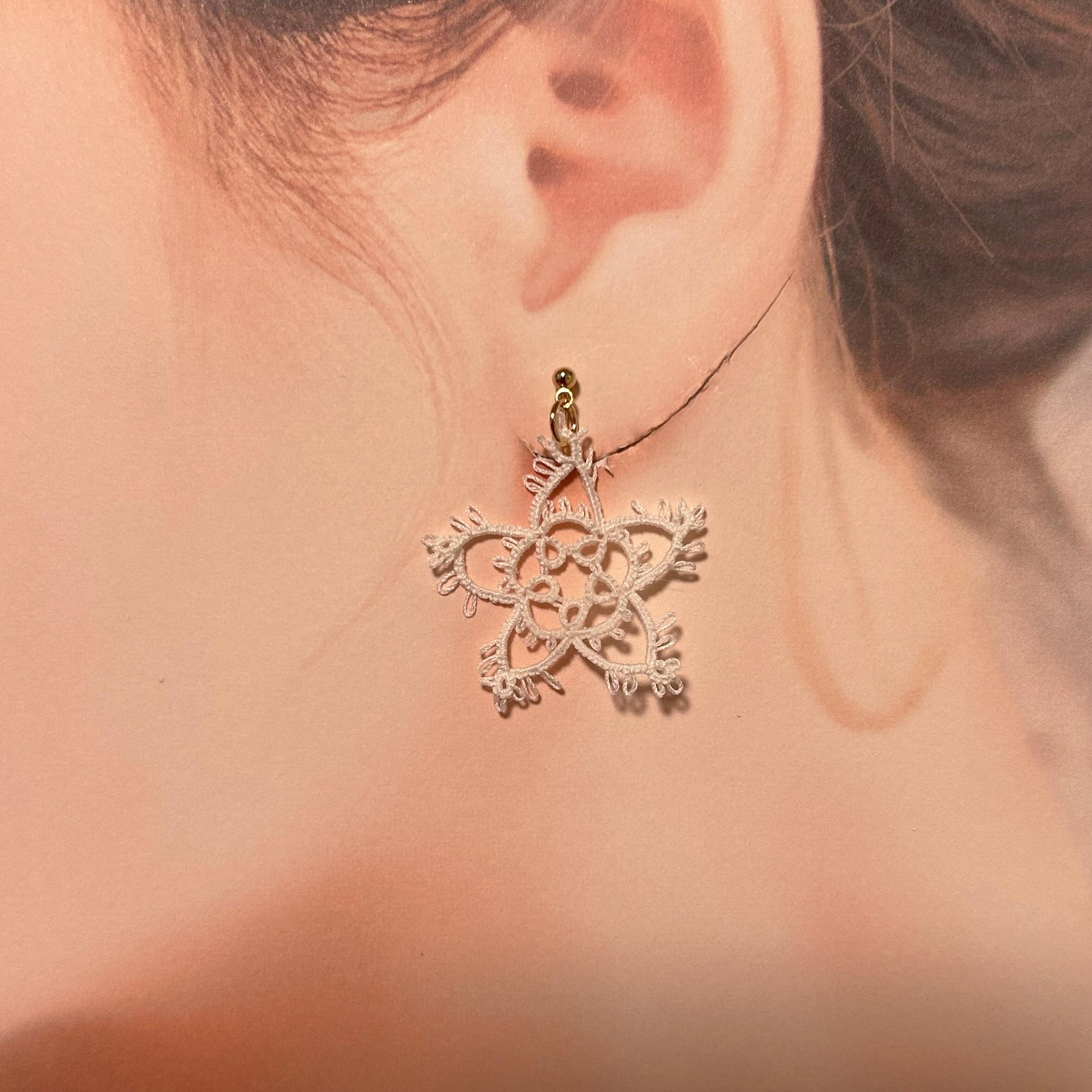 星モチーフのイヤリング（ホワイト）