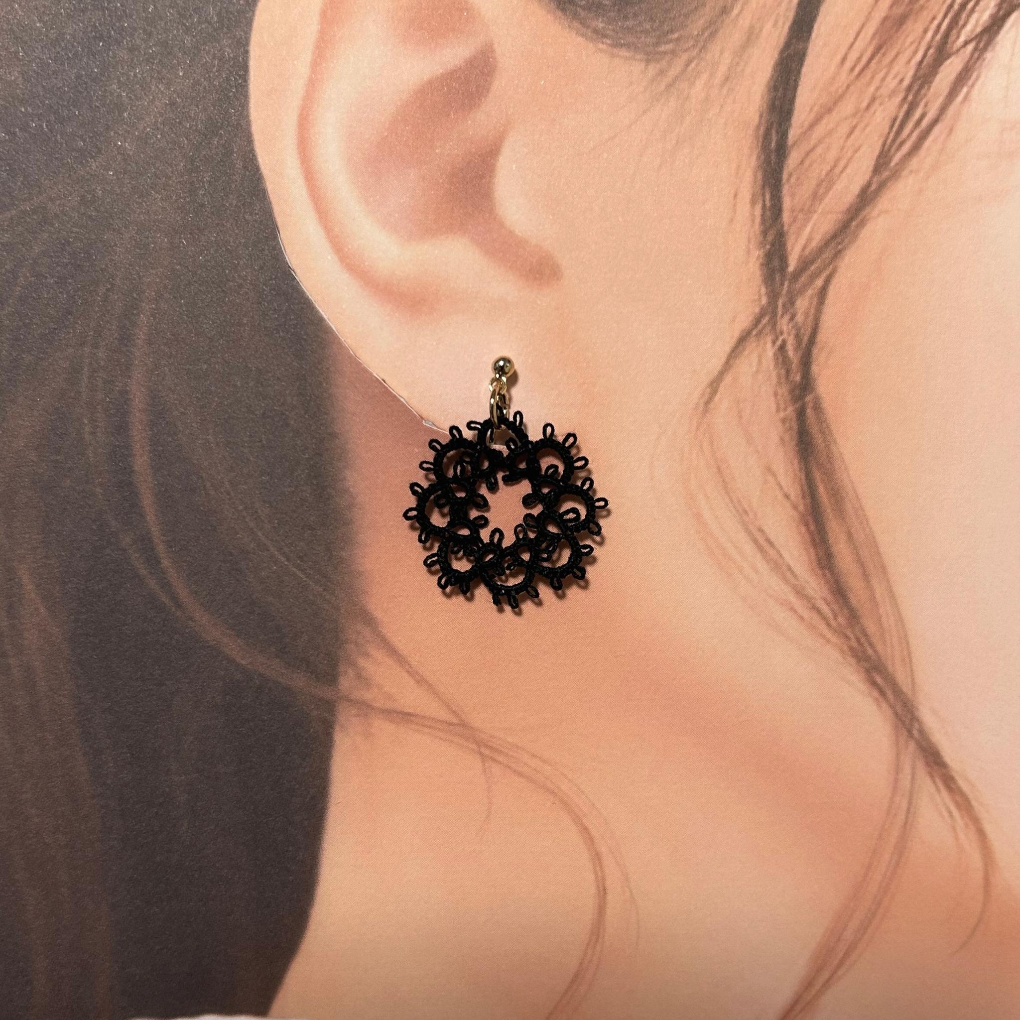 お花のイヤリング（ブラック）