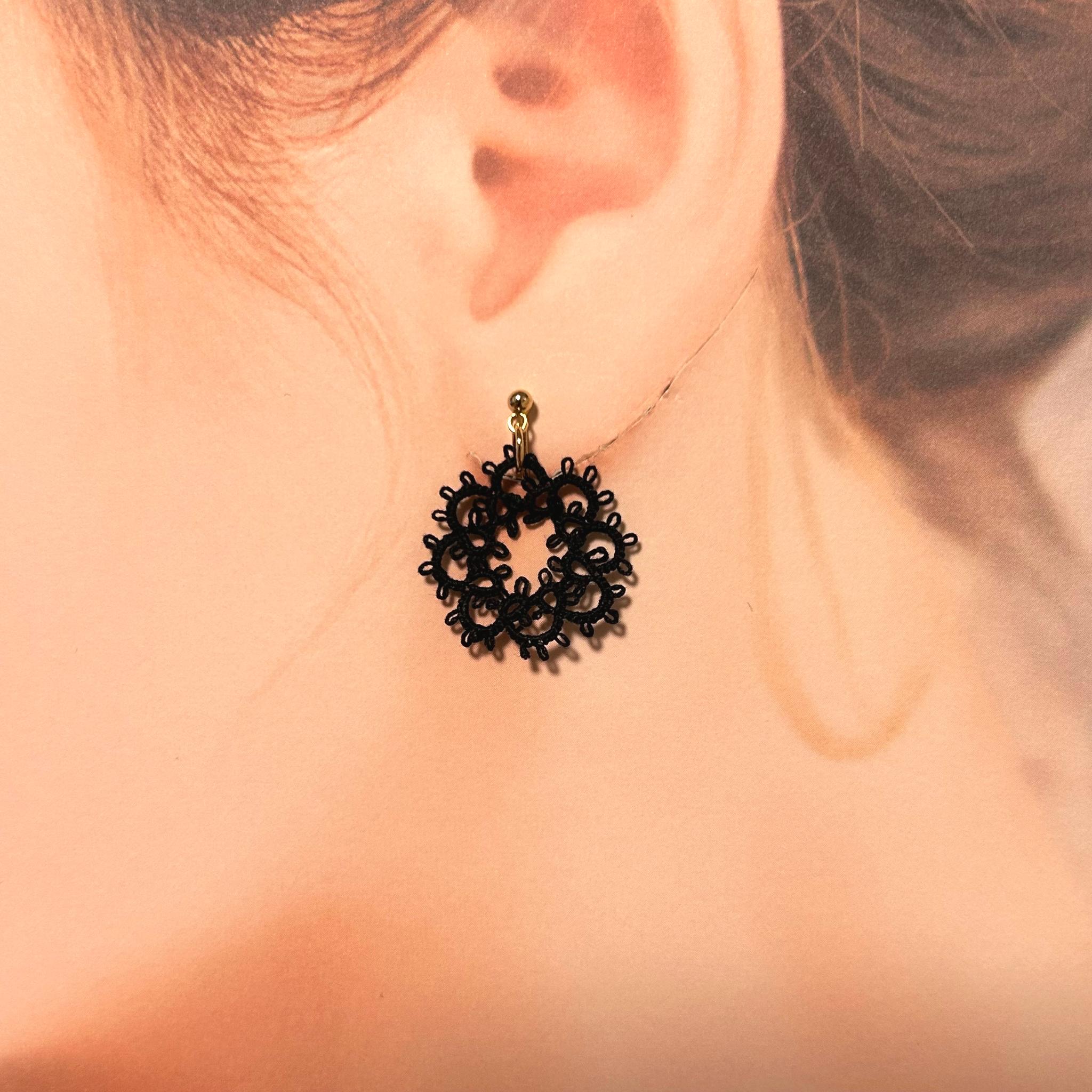 お花のイヤリング（ブラック） | 2枚目