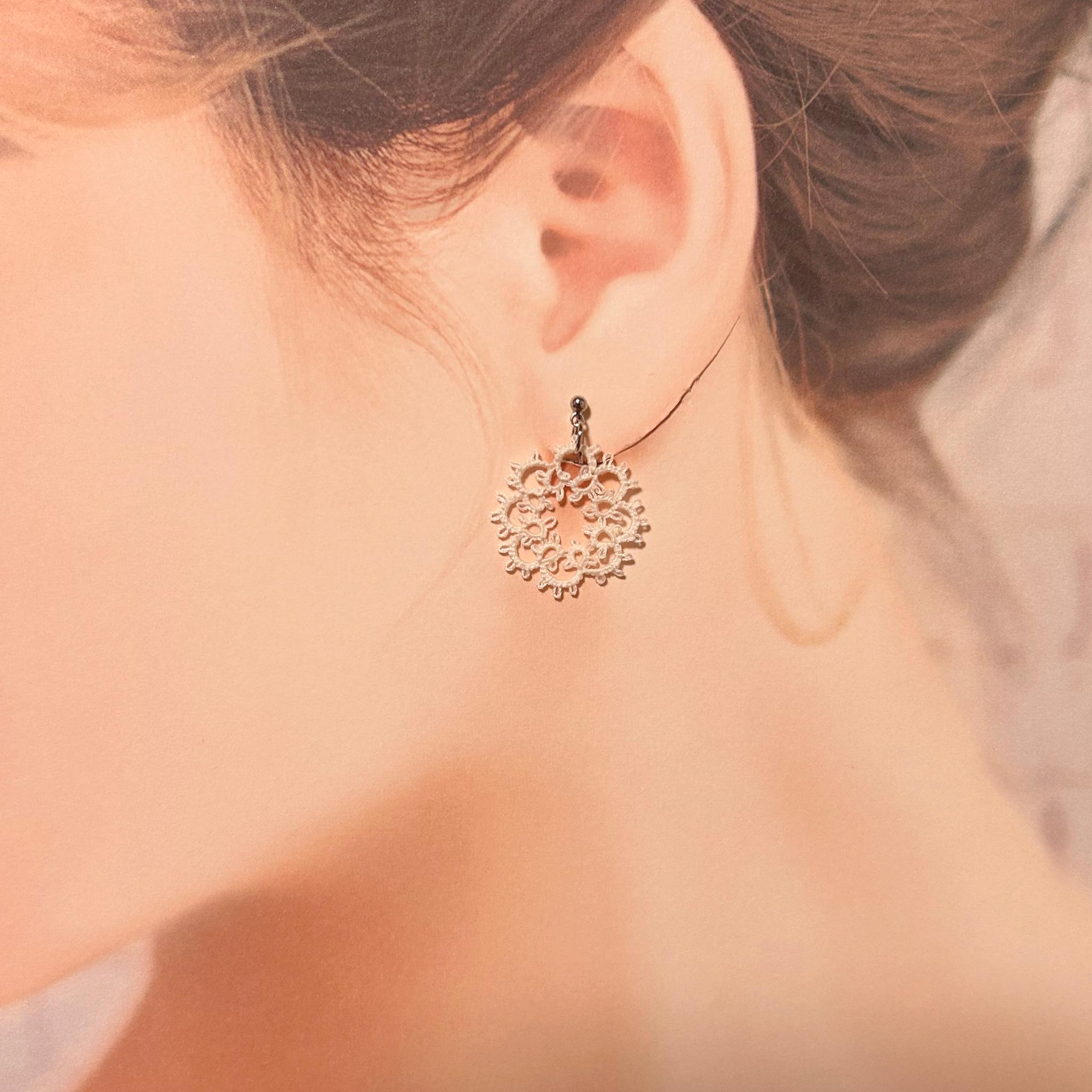 お花のイヤリング（ホワイト）