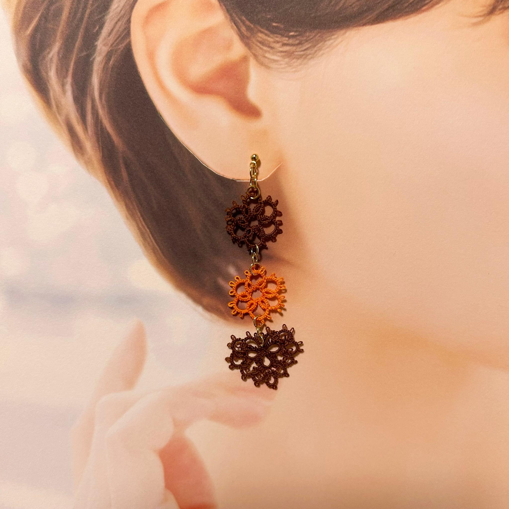 花とハートのイヤリング（ブラウン×オレンジ） | 2枚目