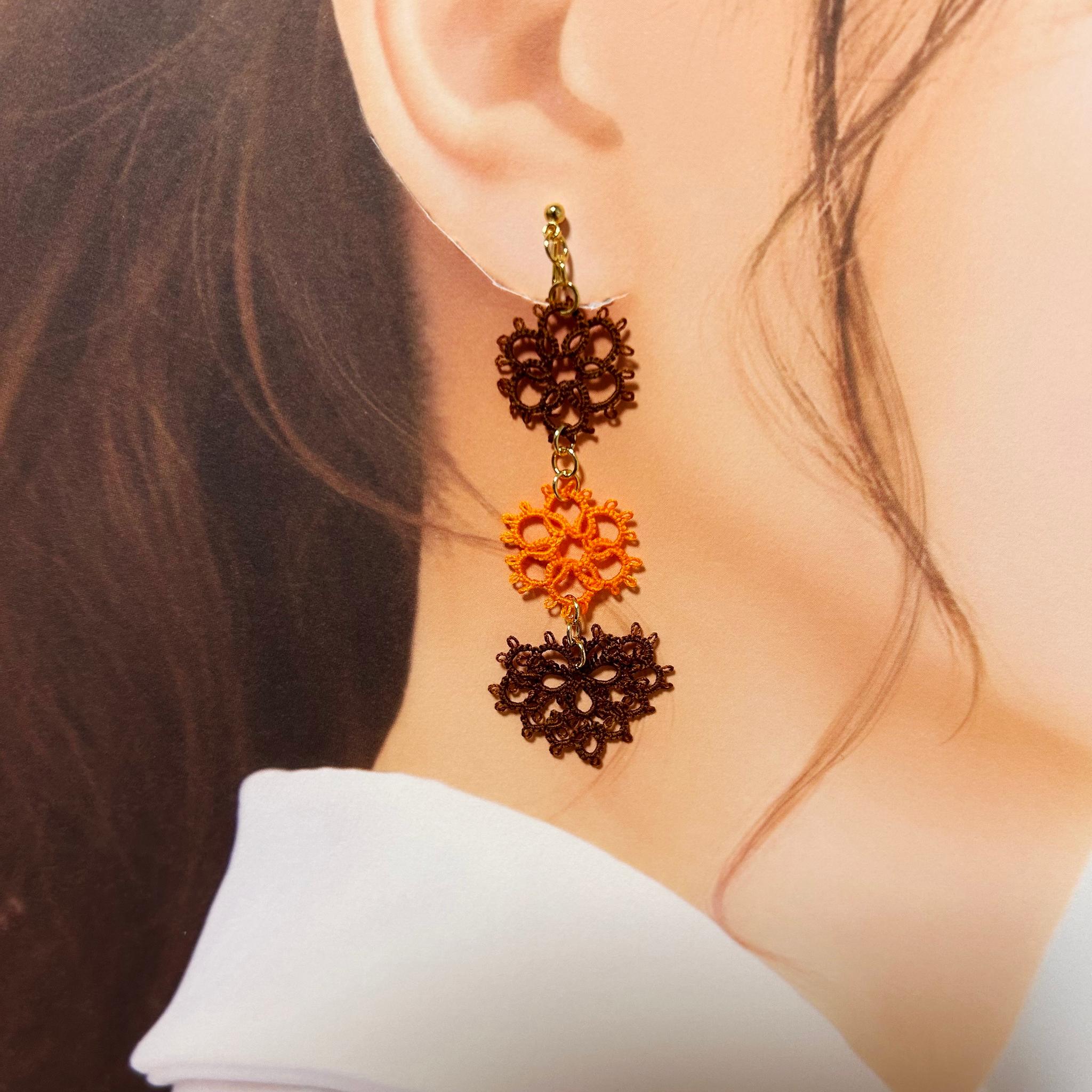 花とハートのイヤリング（ブラウン×オレンジ）