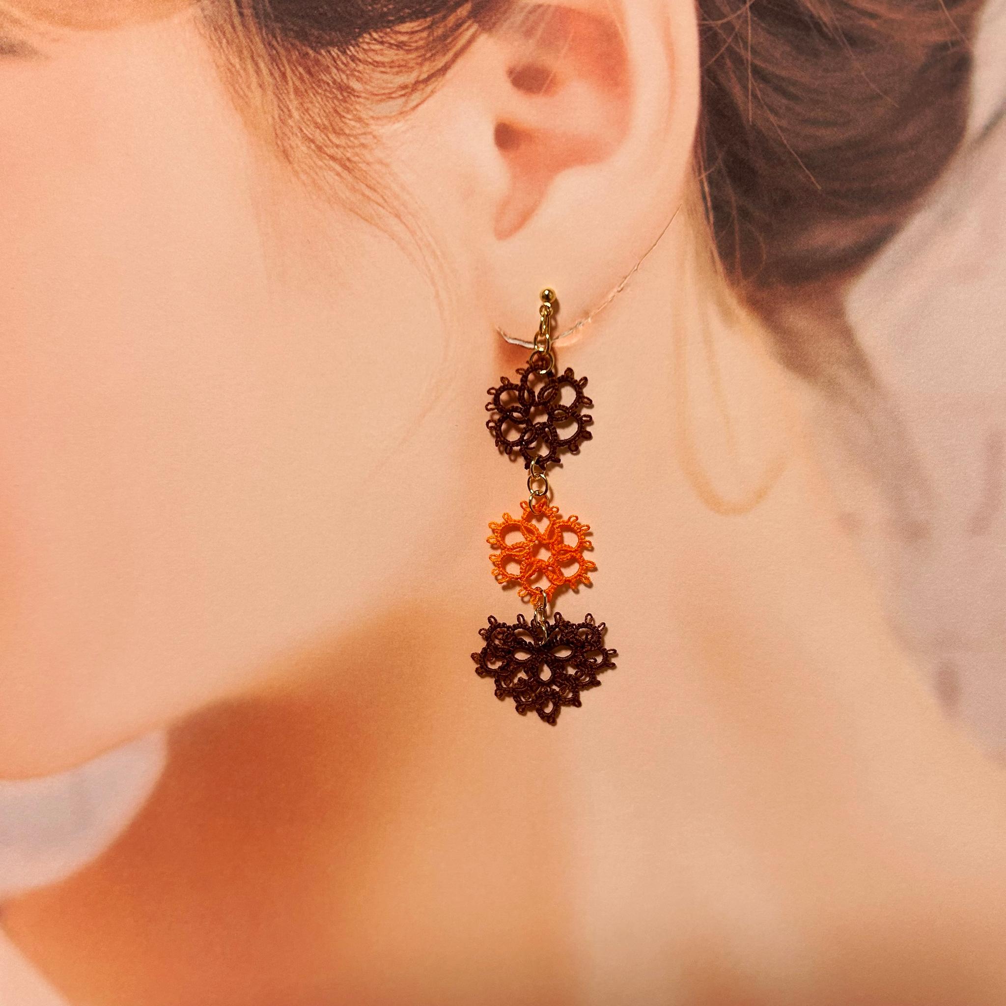 花とハートのイヤリング（ブラウン×オレンジ） | 3枚目