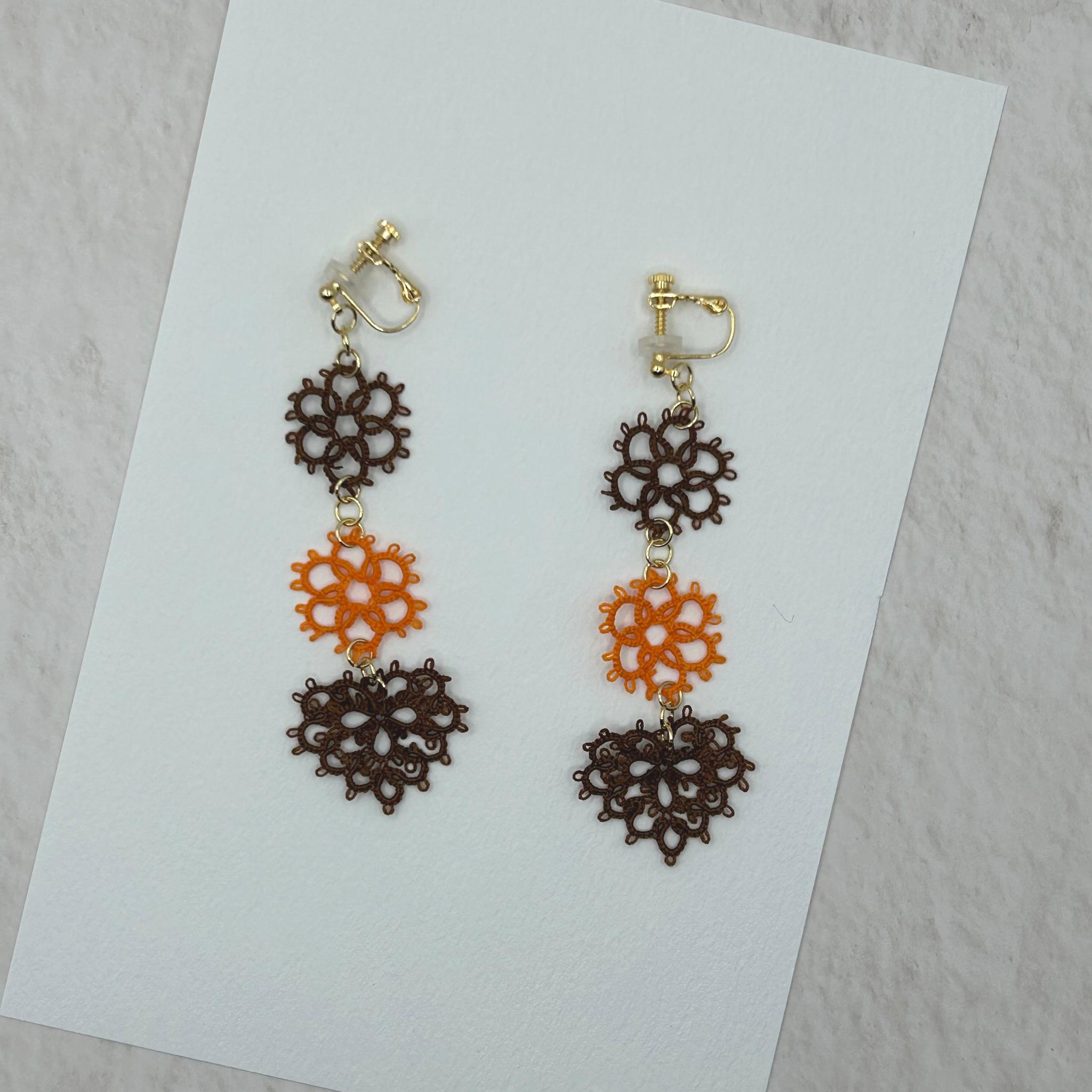 花とハートのイヤリング（ブラウン×オレンジ） | 4枚目