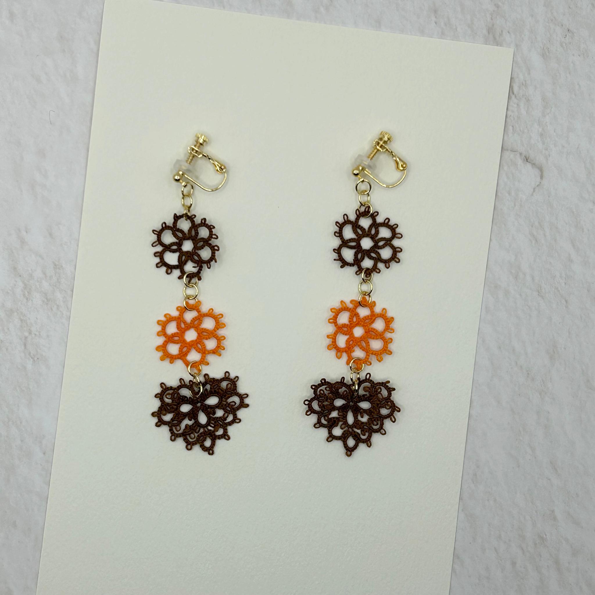 花とハートのイヤリング（ブラウン×オレンジ） | 5枚目