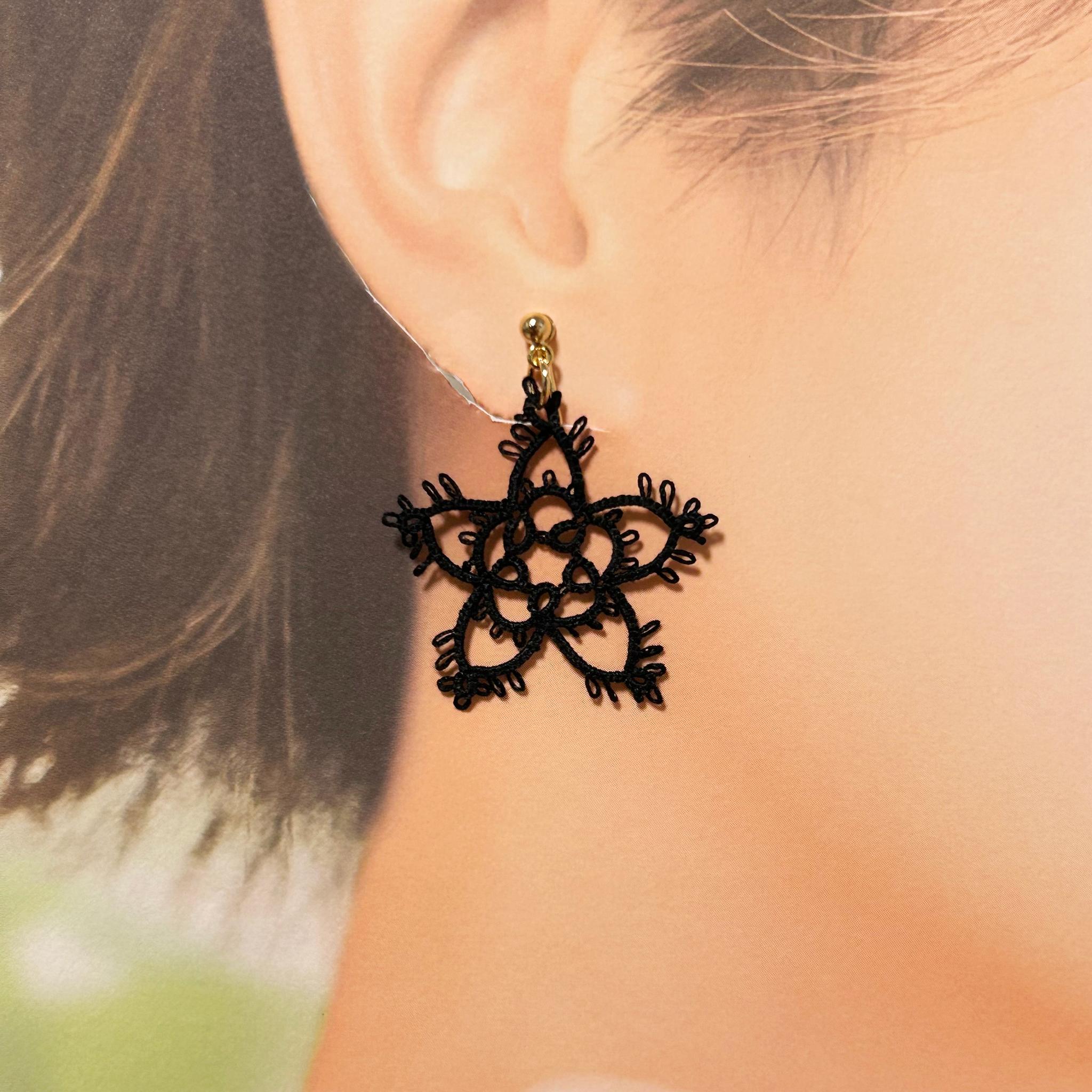 スターモチーフのイヤリング（ブラック）