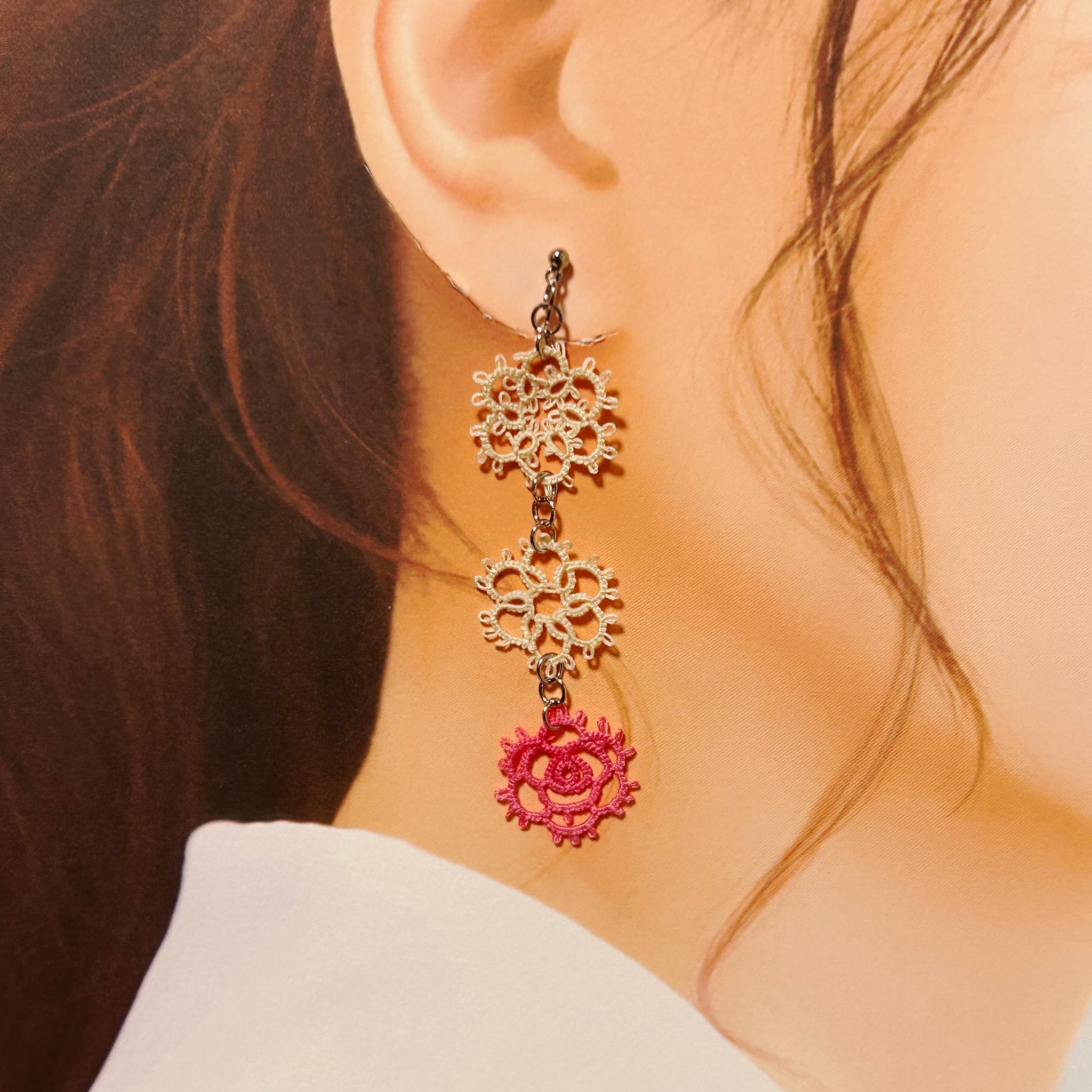 バラとラウンドのイヤリング（生成×ピンク）