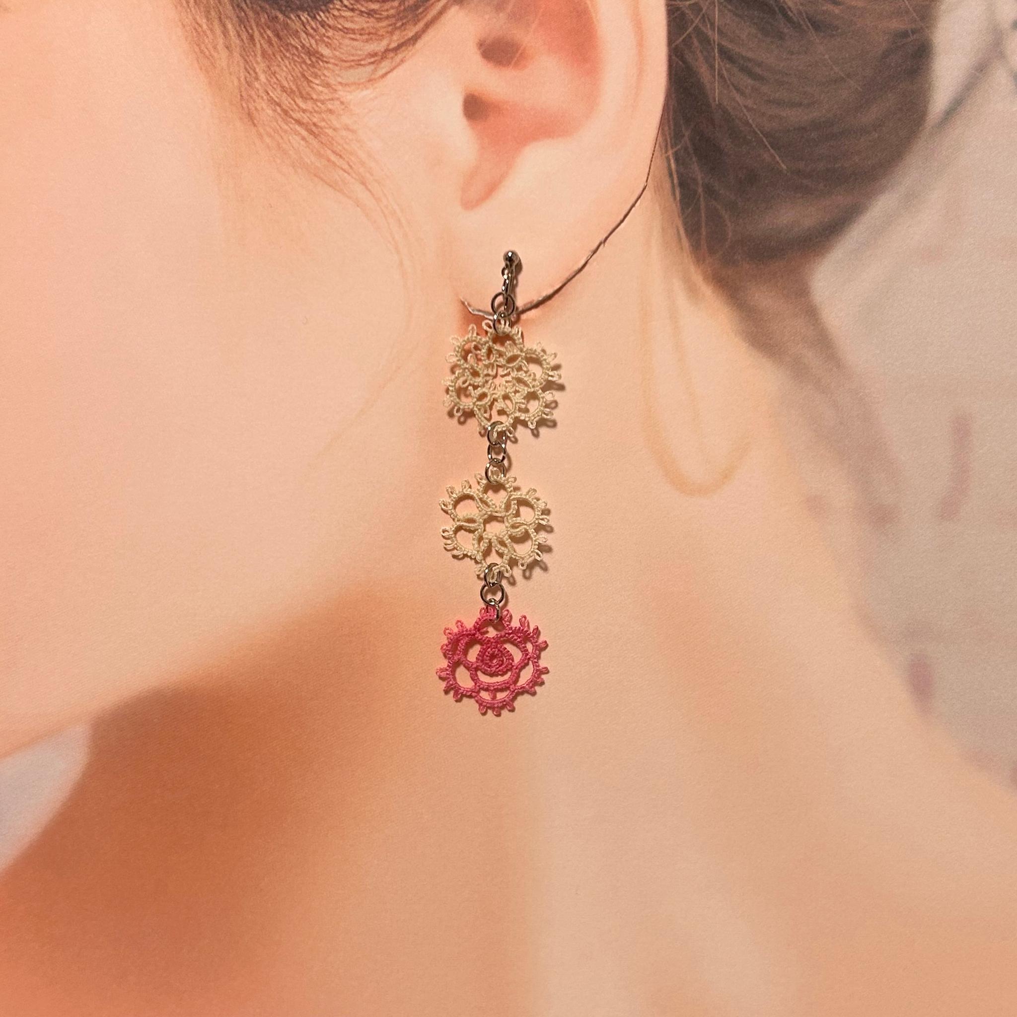 バラとラウンドのイヤリング（生成×ピンク） | 2枚目