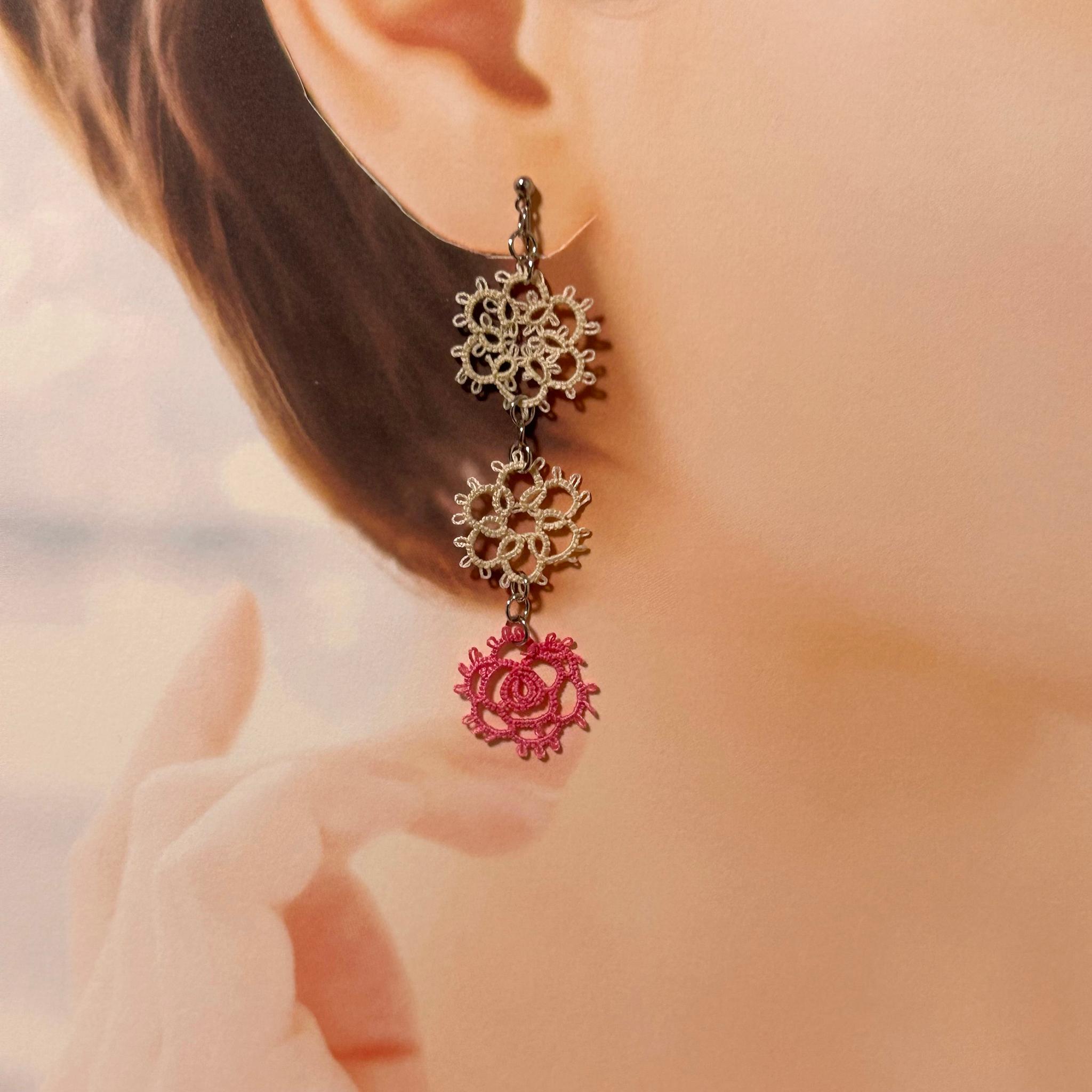 バラとラウンドのイヤリング（生成×ピンク） | 3枚目