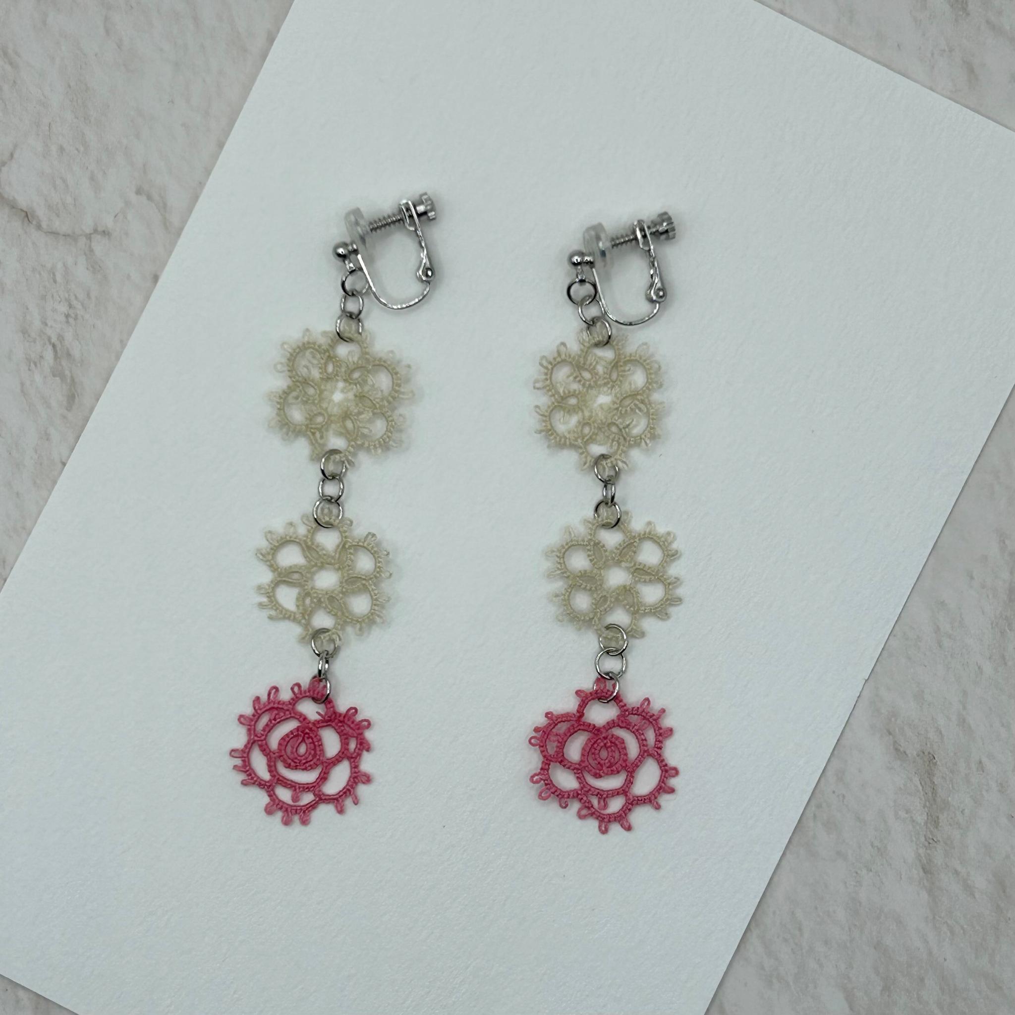 バラとラウンドのイヤリング（生成×ピンク） | 4枚目