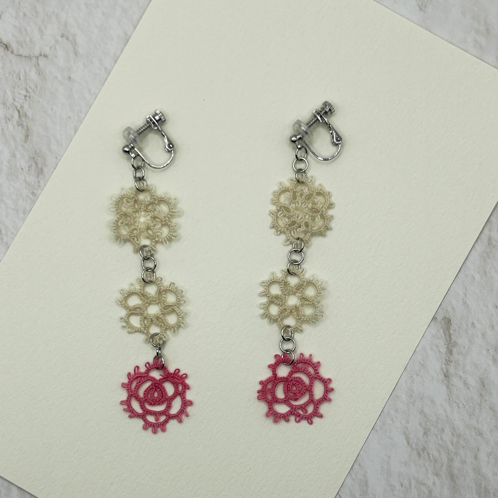 バラとラウンドのイヤリング（生成×ピンク） | 5枚目