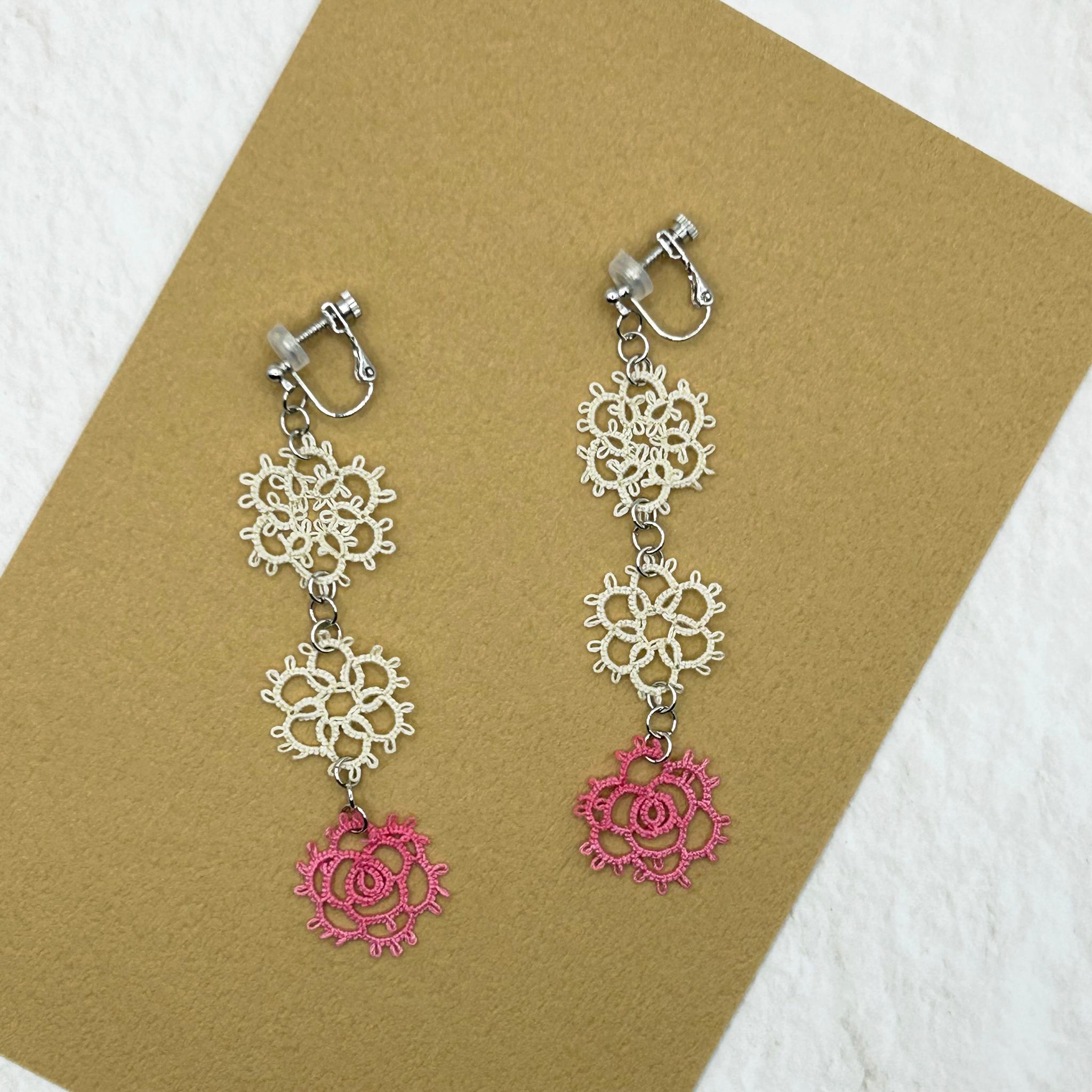 バラとラウンドのイヤリング（生成×ピンク） | 6枚目