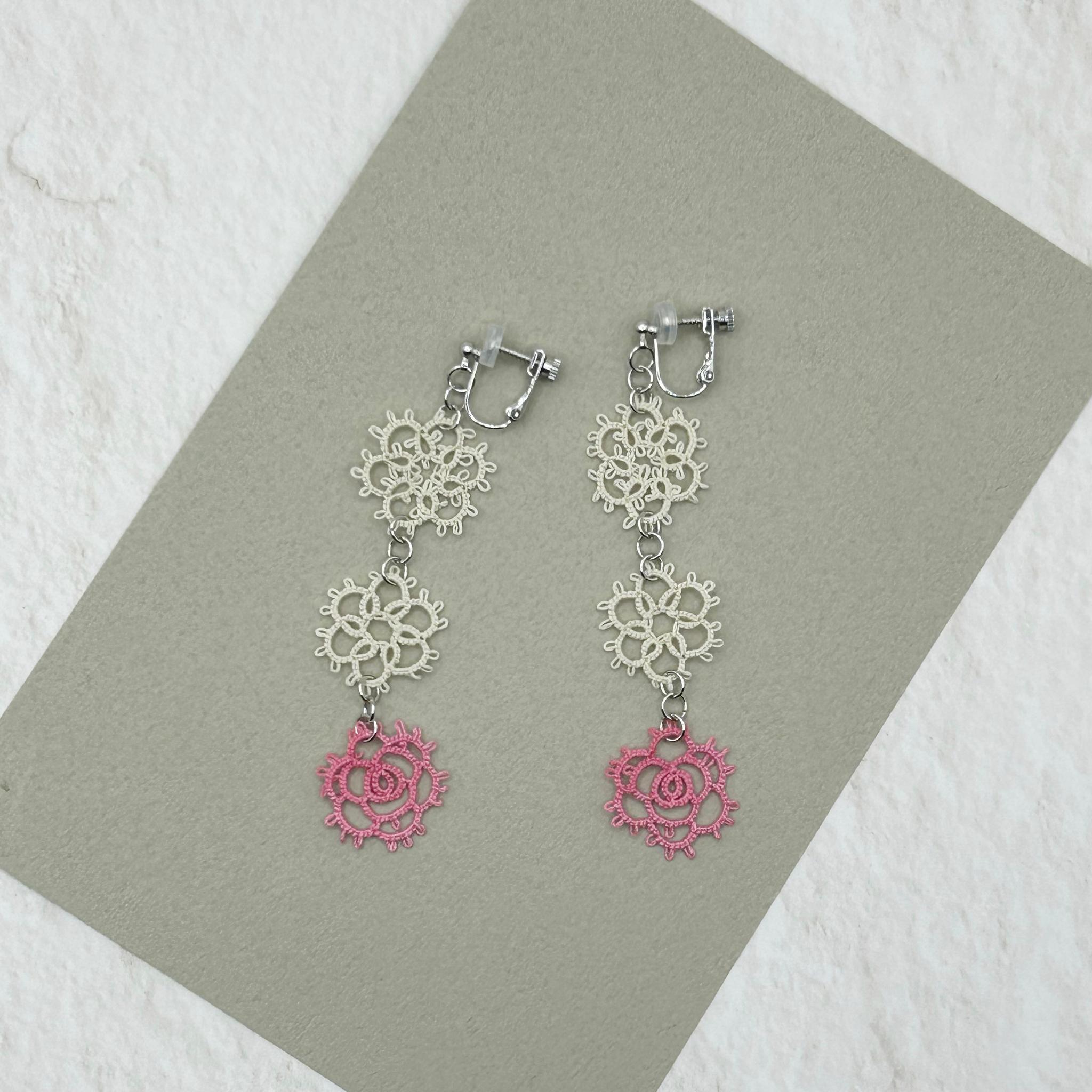 バラとラウンドのイヤリング（生成×ピンク） | 7枚目