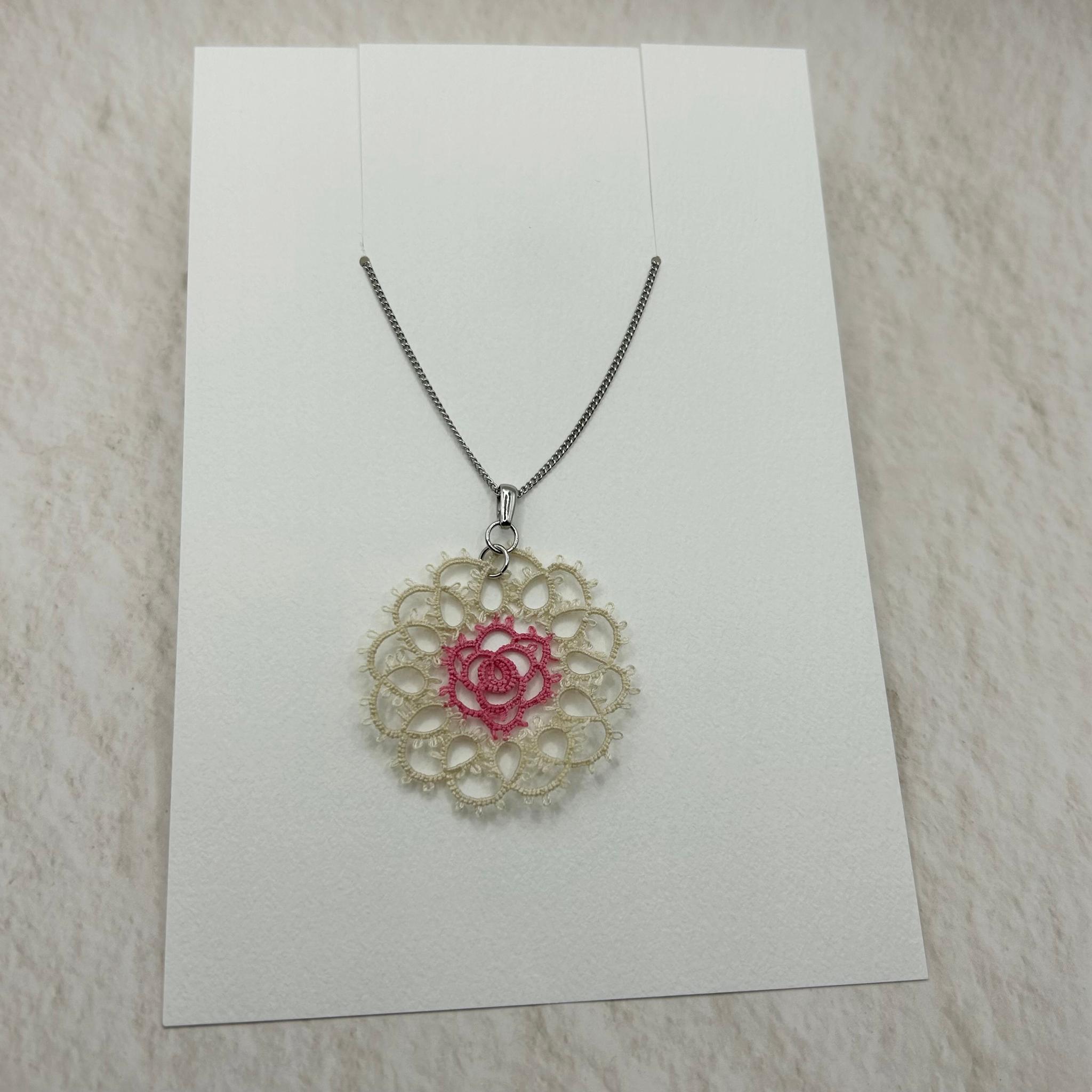 バラ入りラウンドのネックレス（生成×ピンク）