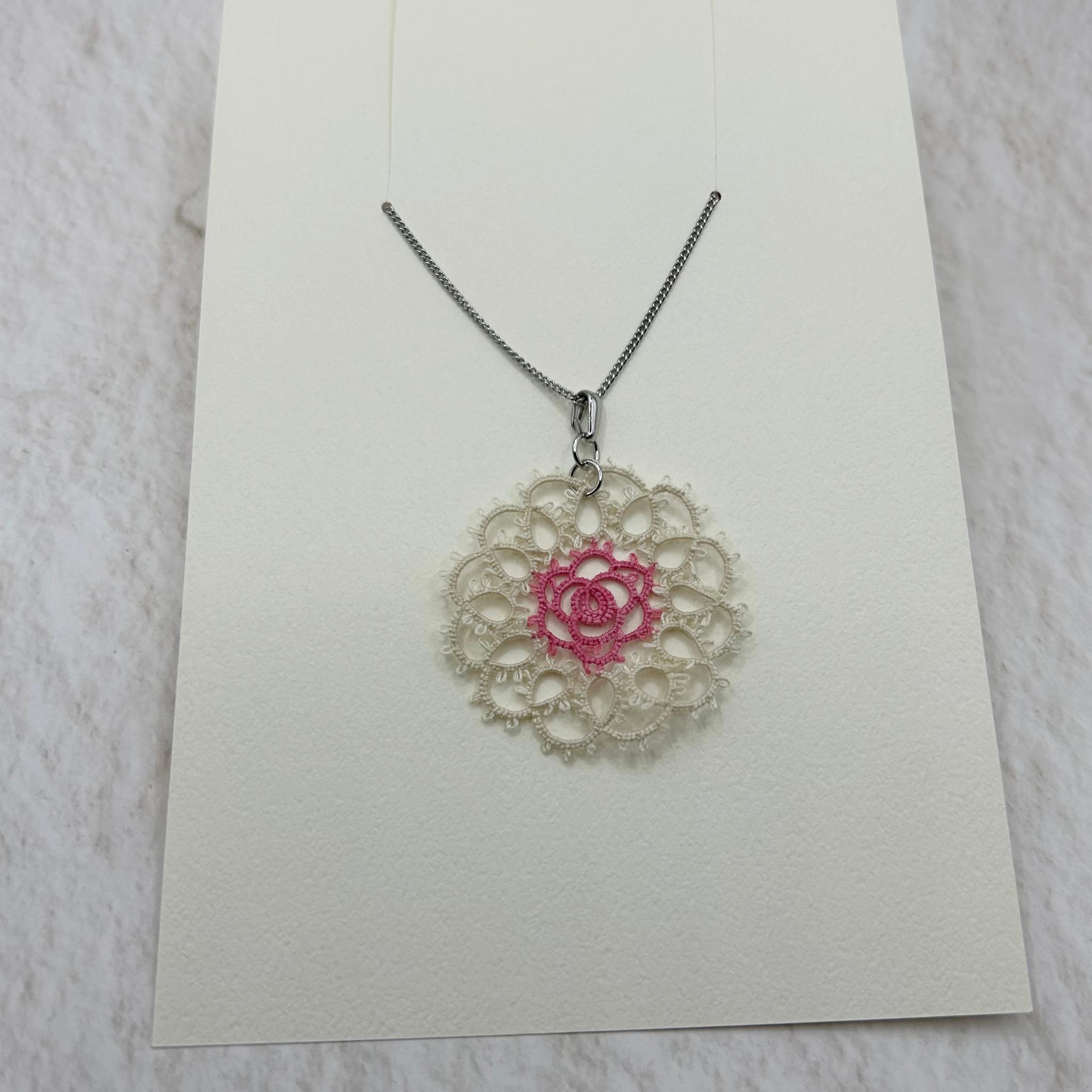 バラ入りラウンドのネックレス（生成×ピンク） | 2枚目