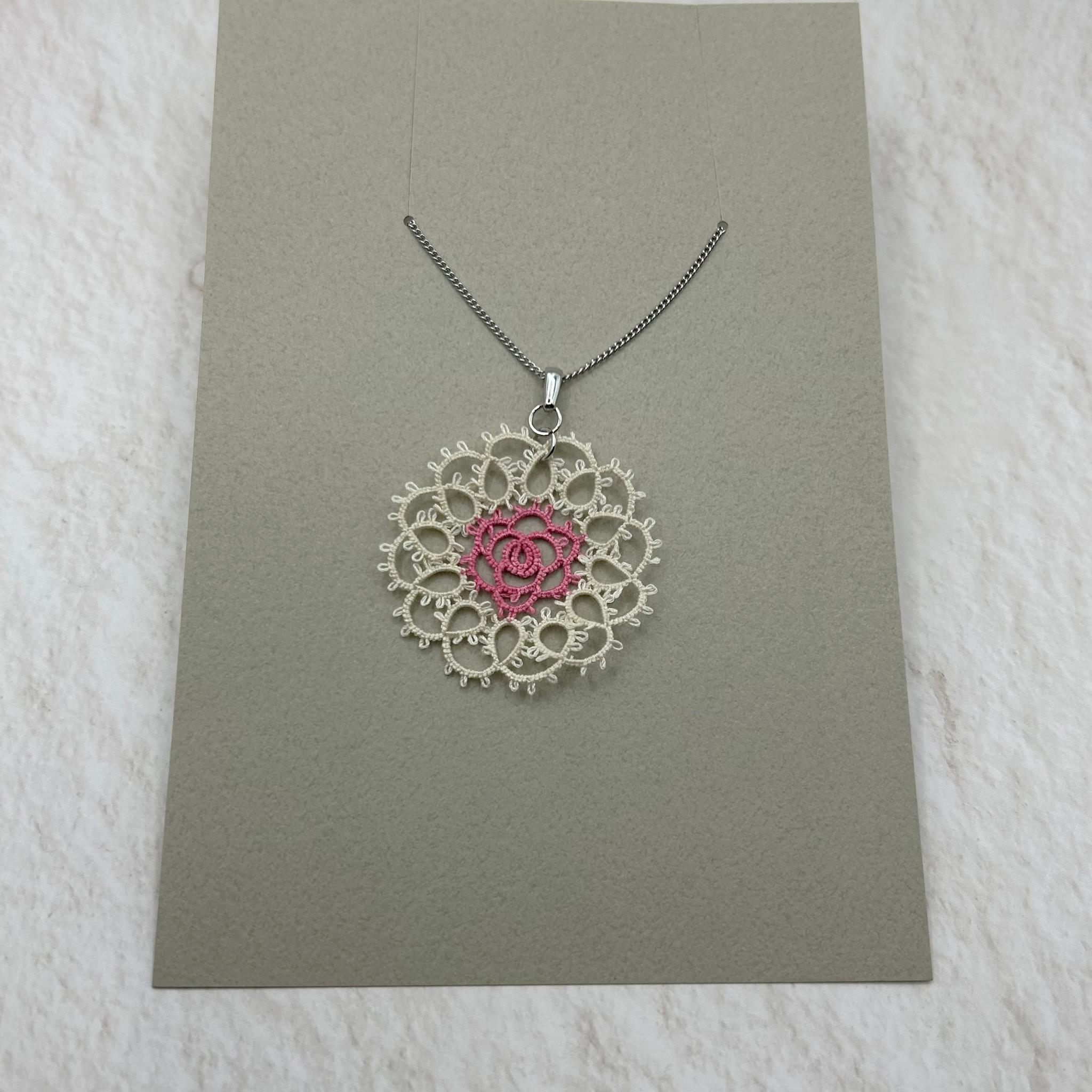 バラ入りラウンドのネックレス（生成×ピンク） | 4枚目