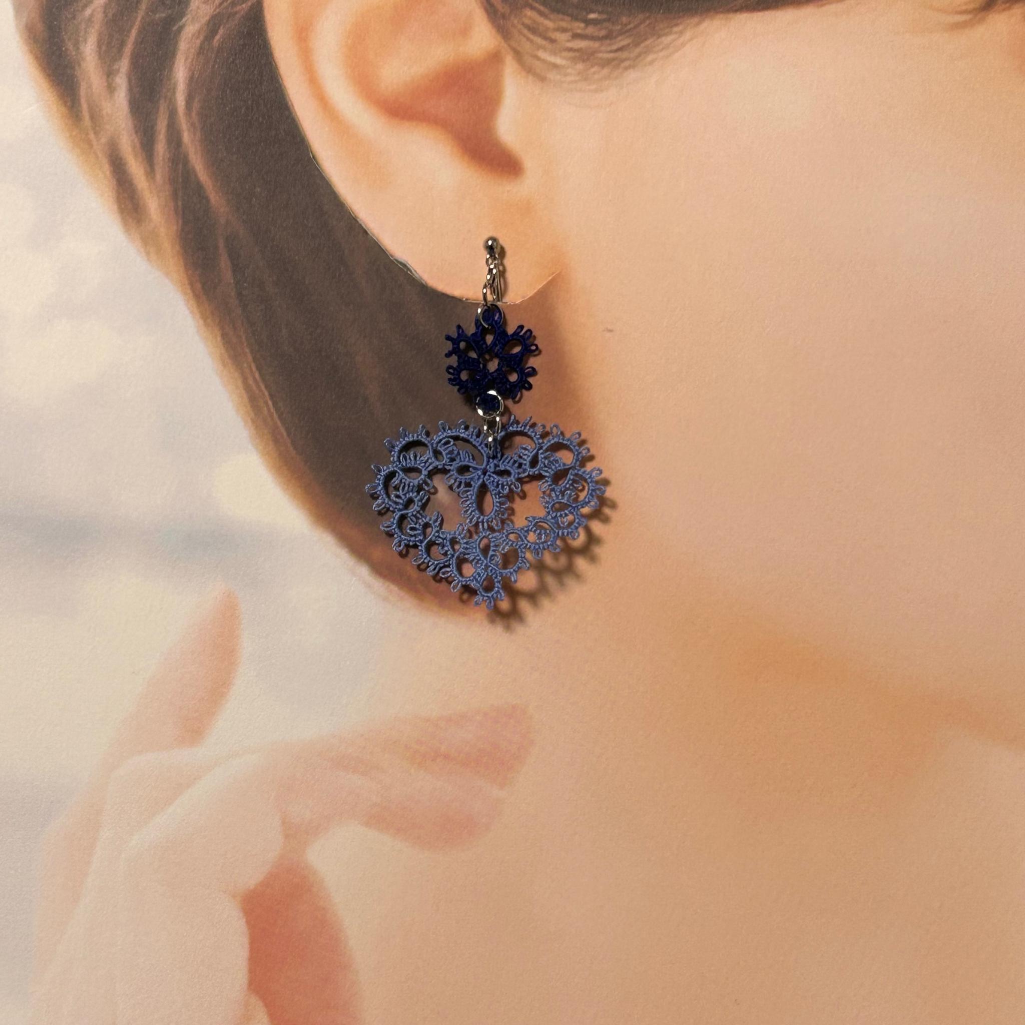 ハートのイヤリング（くすみブルー）